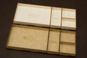 Insert do gry Revenant z dodatkiem - Pojemniki na Statki Zrodzonego z Pustki, znaczniki Spaczenia, znaczniki Uszkodzenia i kostki Danych Zwiadu - wersja ze sklejki i HDF