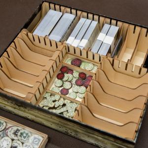 Insert do gry Horror w Arkham LCG - edycja 2026 - Ułożenie elementów w pudełku - wersja ze sklejki