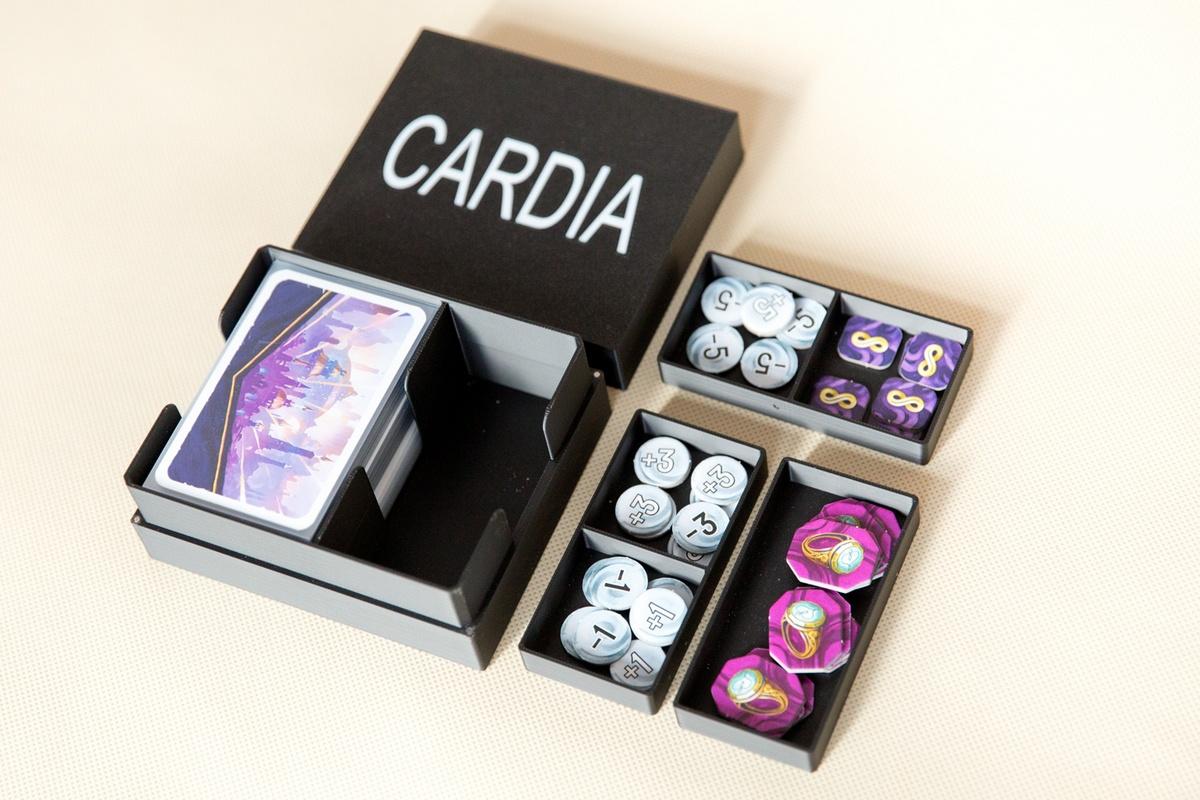 Pojemnik pasujący do gry CARDIA
