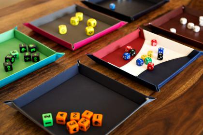 Tacka na kości (dice tray)