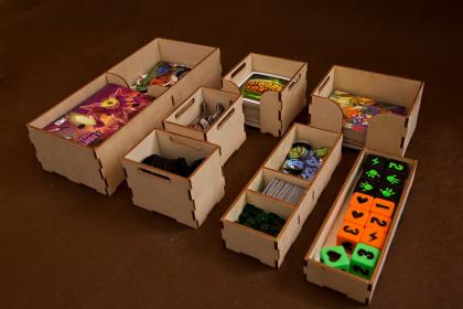 Insert pasujący do gry Potwory w Tokio