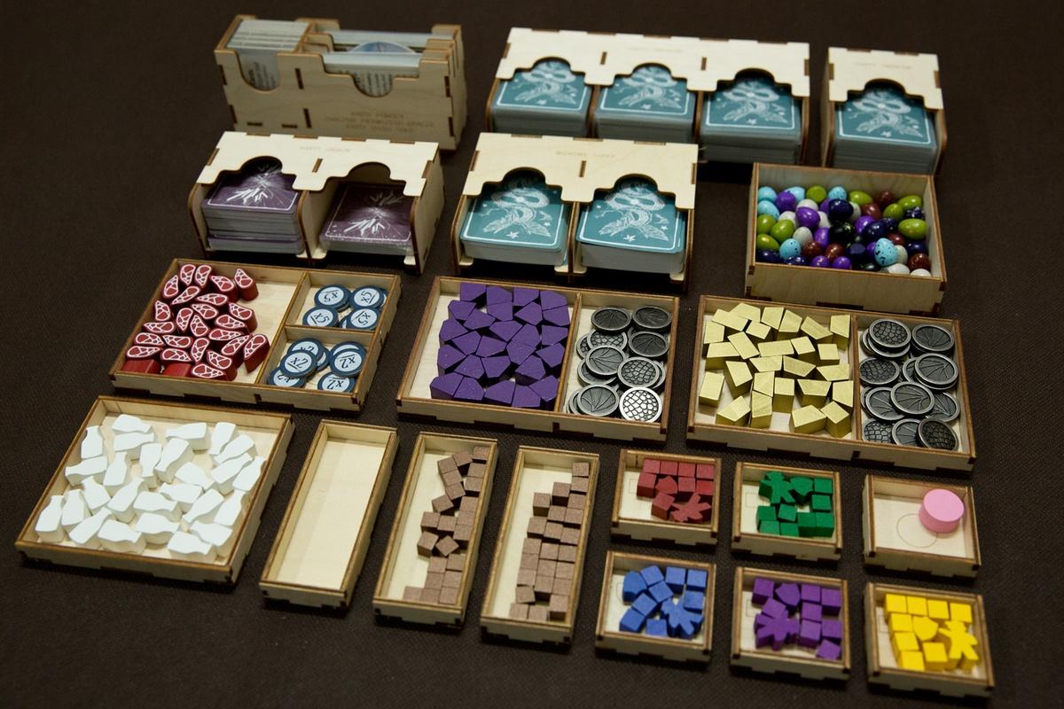 Insert pasujący do gry Na Skrzydłach Smoków z dodatkiem Smocza Akademia