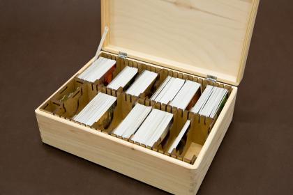 Skrzynia pasująca do gry Dixit z dodatkami