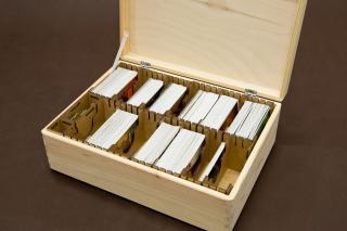 Skrzynia pasująca do gry Dixit z dodatkami